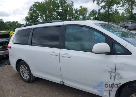 2012 Toyota Sienna Xle V6 8 Passenger z USA, uszkodzony, nr VIN 5TDYK3DCXCS193911